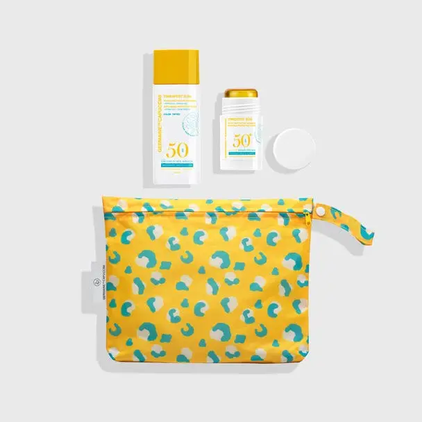 Kit solar facial con fluido protector, stick invisible y neceser impermeable